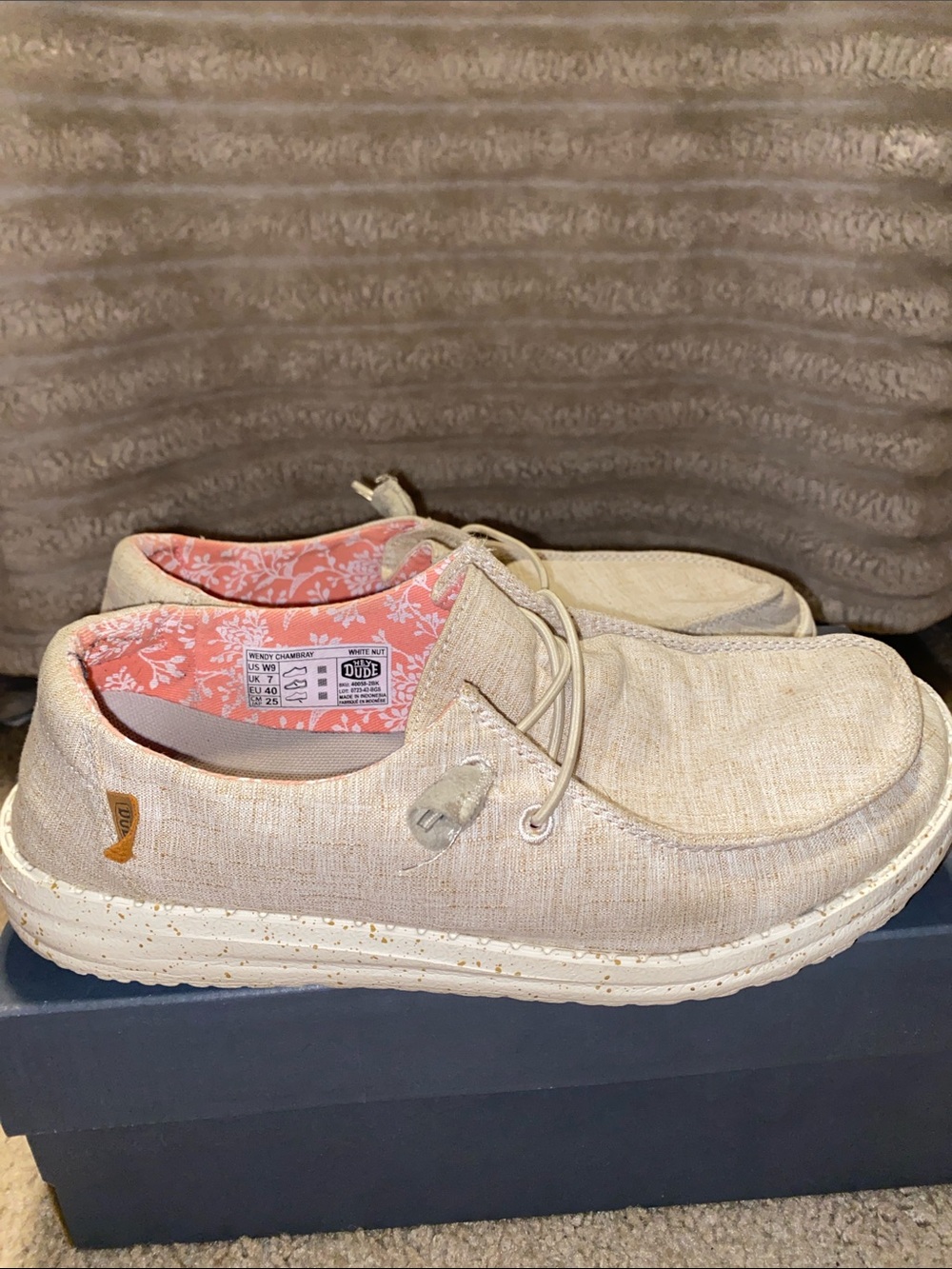 Hey Dude Wendy Linen Slip-On Moccasins in Beige with Pink Liner- women’s size 9